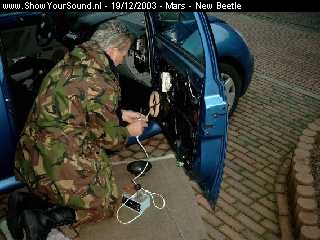 showyoursound.nl - Het einde is in zicht - Mars - New Beetle - showyoursound_-_31.jpg - Mijn vader die ff een handje help bij het solderen van mijn speakertjes...